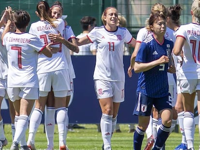 Jenni Hermoso recibe el abrazo de sus compañeras tras marcar el 0-1 ante Japón. 
