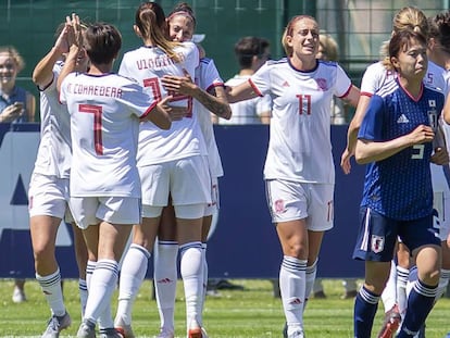 Jenni Hermoso recibe el abrazo de sus compañeras tras marcar el 0-1 ante Japón. 