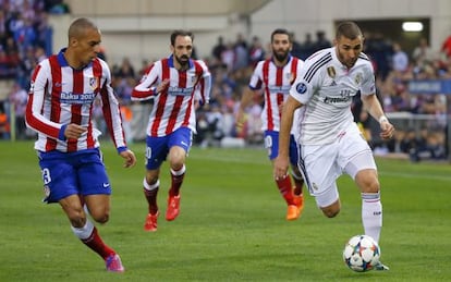Benzema, perseguido por jugadores atléticos.
