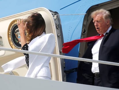 Donald y Melania Trump salen, este viernes, del Air Force One.