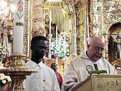 Ernest Odojíe, durante su etapa de monaguillo en la iglesia de Nuestra Señora de África, en Ceuta.