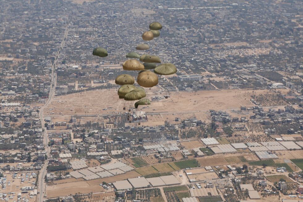 FOTOGRAFÍA | Lanzamiento de 12 toneladas de alimentos sobre Gaza, desde un A400 del Ejército del Aire.