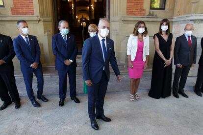 El lehendakari delante de los miembros de su gabinete en el Palacio de Miramar, en San Sebastián.