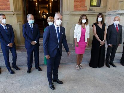 El lehendakari delante de los miembros de su gabinete en el Palacio de Miramar, en San Sebastián.