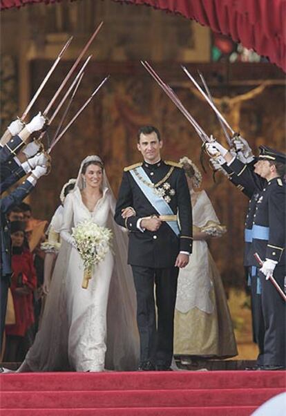 Los príncipes de Asturias, a la salida de la catedral de la Almudena tras contraer matrimonio el 22 de mayo de 2004.