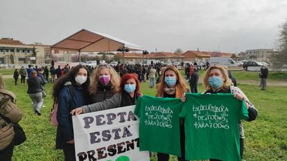 Maripaz López, en el centro, junto a cuatro compañeras de PEPTA en una imagen cedida de marzo pasado.