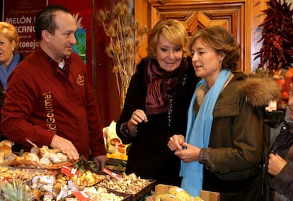 La presidenta del PP de Madrid, Esperanza Aguirre (2i), ha participado este martes en un acto de campaña junto con la ministra de Agricultura, Isabel García Tejerina, donde ha reconocido que le 'gustan mucho las campañas electorales' porque se puede 'debatir de verdad'.