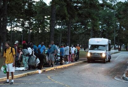 Personas evacuadas buscan refugio en la escuela secundaria Emma B. Trask ante la llegada del huracán Florence en Wilmington, Carolina del Norte (Estados Unidos).
