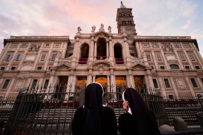 Dos monjas observan la iglesia Santa María la Mayor de Roma, donde será enterrado Francisco I, este jueves. 