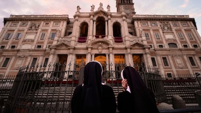 Dos monjas observan la iglesia Santa María la Mayor de Roma, donde será enterrado Francisco I, este jueves.