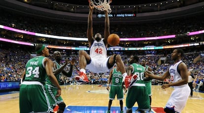 Brand, de los Sixers, machaca rodeado de jugadores de los Celtics.