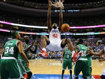 Brand, de los Sixers, machaca rodeado de jugadores de los Celtics.