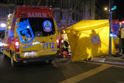 El Samur atiende al motorista que ha fallecido en un accidente en la calle Santa Engracia.