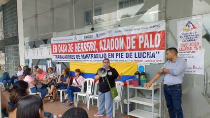 Trabajadores del Ministerio del Trabajo protestan frente a la sede de la dependencia en Valle del Cauca (Colombia).