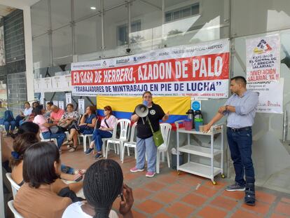 Trabajadores del Ministerio del Trabajo protestan frente a la sede de la dependencia en Valle del Cauca (Colombia).