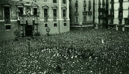 Una de les efemèrides històriques de la Banda Municipal de Barcelona, el concert, enmig d'una plaça de Sant Jaume, per la proclamació de la República, l'abril del 1931.