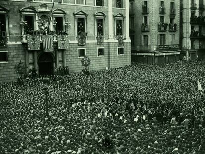 Una de les efemèrides històriques de la Banda Municipal de Barcelona, el concert, enmig d'una plaça de Sant Jaume, per la proclamació de la República, l'abril del 1931.