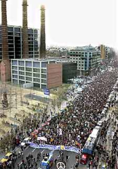 La plataforma Aturem la guerra (Paremos la guerra) ha reunido a cerca de 500.000 personas en las calles de Barcelona. La convocatoria ha concluido, como es habitual, con la lectura de un manifiesto.