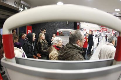 Compradores salen de un centro comercial en Madrid. 