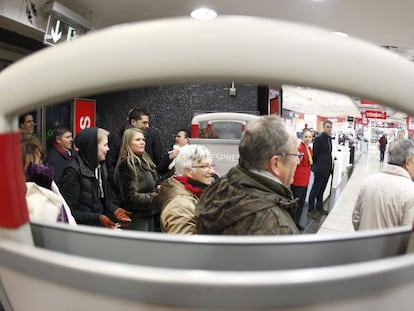 Compradores salen de un centro comercial en Madrid. 