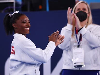 La gimnasta estadounidense Simone Biles, tras retirarse de la final por equipos en los Juegos de Tokio 2020.