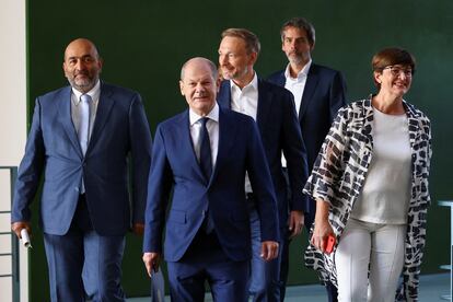 El canciller alemán, Olaf Scholz; la colíder del SPD, Saskia Esken; el colíder de Los Verdes, Omid Nouripour y, detrás, el ministro de Finanzas, el liberal Christian Lindner, llegan este domingo a la rueda de prensa en la Cancillería para dar cuenta del acuerdo sobre el tercer paquete de ayudas.