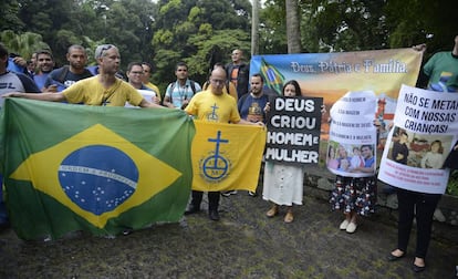 Grupos opositores à abertura da mostra Queermuseu protestam no Parque Lage, no Rio de Janeiro, em agosto de 2018.