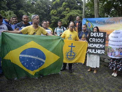 Grupos opositores à abertura da mostra Queermuseu protestam no Parque Lage, no Rio de Janeiro, em agosto de 2018.