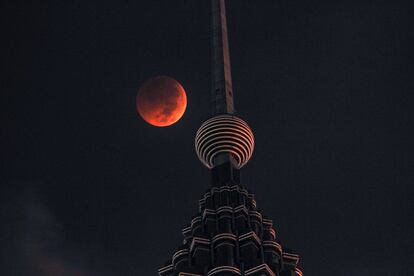 La Lluna, des de Kuala Lumpur, capital de Malàisia.