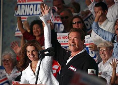 Schwarzenegger y su esposa María Shriver, durante el cierre de Campaña en el aeropuerto internacional de California.