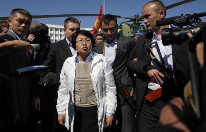 La presidenta del Gobierno interino de Kirguizistán, rodeada de periodistas nada más llegar a Osh.