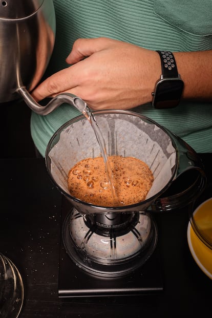 Infusión de café de especialidad en el restaurante Nito, en Viveiro (Lugo).