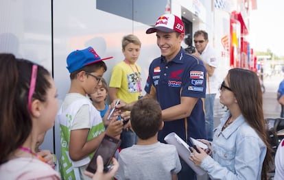 Marc M&aacute;rquez firma aut&oacute;grafos en Montmel&oacute;.