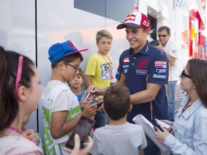 Marc M&aacute;rquez firma aut&oacute;grafos en Montmel&oacute;.