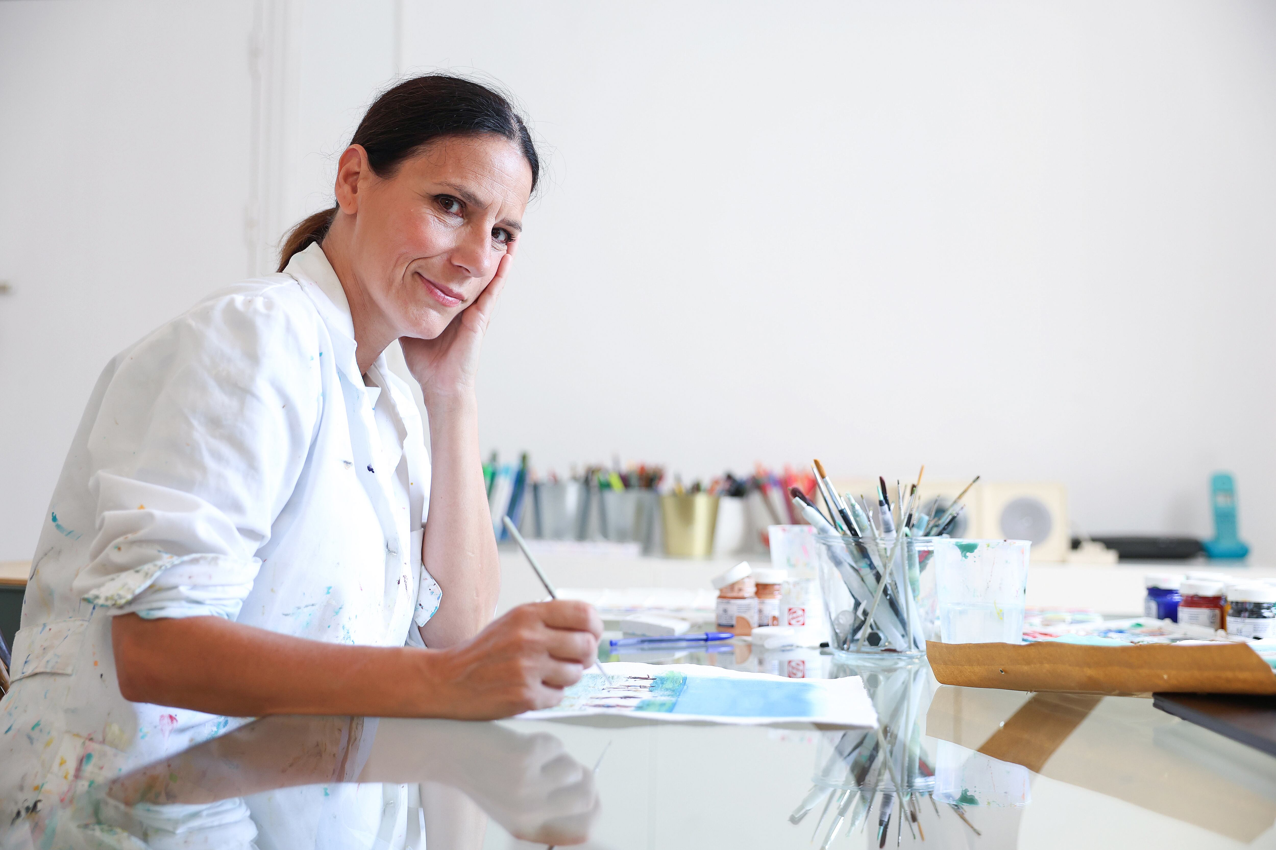 La pintora Cristina Vázquez en su taller, en Málaga. 
