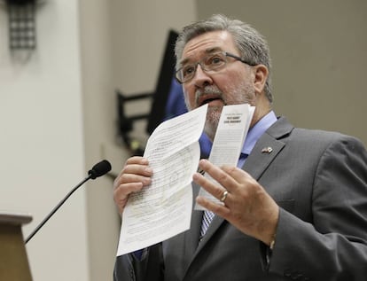 El senador californiano Ken Cooley muestra las pol&iacute;ticas para combatir el acoso sexual durante una comisi&oacute;n que estudia cambios legislativos en el Capitolio de California.