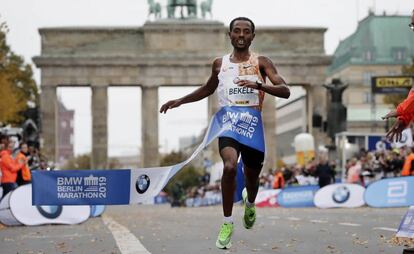 Kenenisa Bekele, cruzando la meta del maratón de Berlín.