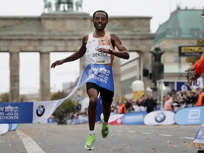 Kenenisa Bekele, cruzando la meta del maratón de Berlín.