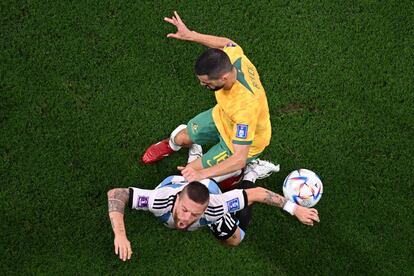 El centrocampista argentino Alejandro Gómez recibe una patada del defensa australiano Aziz Behich.