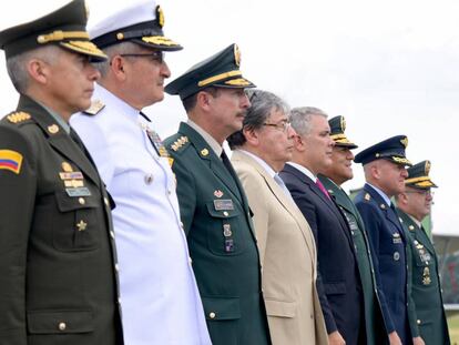 El presidente Iván Duque (centro) junto a la cúpula militar, en diciembre pasado. A su lado, el ministro de Defensa, Carlos Holmes Trujillo y el retirado general Nicacio Martínez.