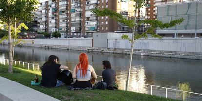 Jóvenes junto al río Manzanares en Madrid.