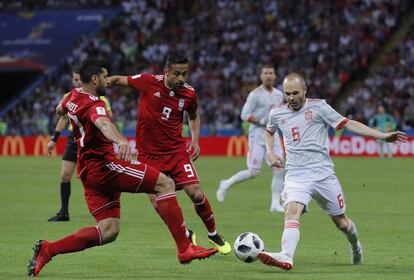 Andrés Iniesta (derecha) pelea por el esférico con Omid Ebrahimi y Masoud Shojaei.