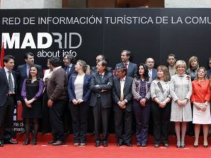 Aguirre posa con los alcaldes que forman parte de la red 'Mad About Info'.
