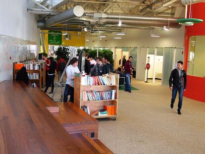 Biblioteca con libros donados.