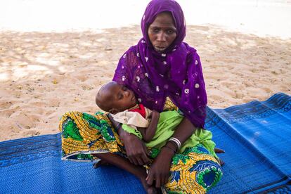 Una mujer ingresada con su hijo en la unidad de desnutrición de Liwa (Chad).