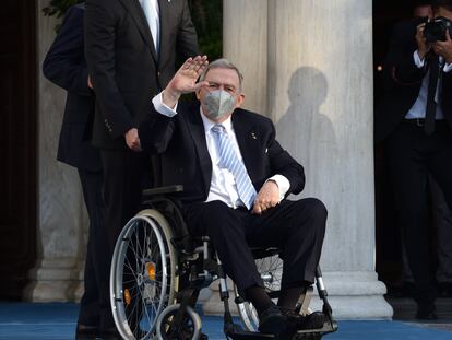 El antiguo rey de Grecia, Constantino, a su llegada a la boda de su hijo Felipe en la catedral de Atenas, el 23 de octubre de 2021.