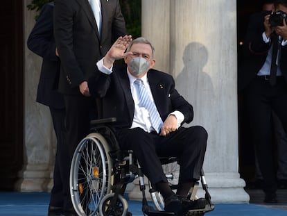 El antiguo rey de Grecia, Constantino, a su llegada a la boda de su hijo Felipe en la catedral de Atenas, el 23 de octubre de 2021.