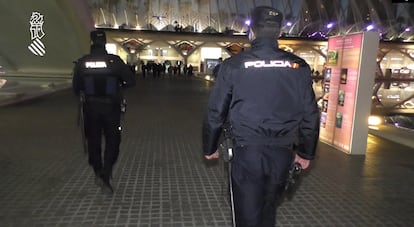 Agentes de la Policía de la Generalitat, de patrulla por València en estas fiestas navideñas.