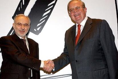 Enrique Loewe felicita a Antonio Gracia (a la izquierda), el pasado miércoles, en el fallo del XVII Premio de Poesía de la Fundación Loewe.