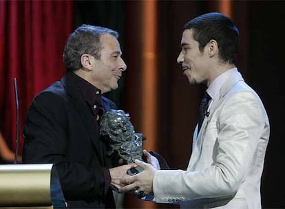 Juan Diego recoge de manos de Óscar Jaenada el premio al mejor actor